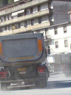 Camion del marmo in citt&agrave; e controlli dei vigili sulla via di Marcognano 