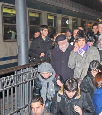Un gruppo di passeggeri appena scesi alla stazione ferroviaria        