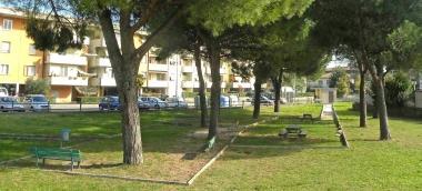 Il giardino di via Pordoi col sentiero per i non vedenti 