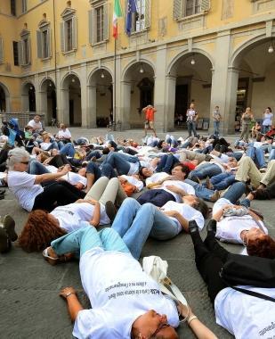 Un flash mob davanti al Comune 