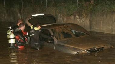 L’auto nel sottopasso di via Ciulli