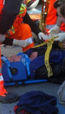 <b>IMMAGINI DRAMMATICHE.</b> Sopra: un primo piano della donna mentre viene soccorsa dai volontari A destra: la scena dellincidente allincrocio maledetto in Darsena 
