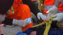 <b>IMMAGINI DRAMMATICHE.</b> Sopra: un primo piano della donna mentre viene soccorsa dai volontari A destra: la scena dell’incidente all’incrocio maledetto in Darsena