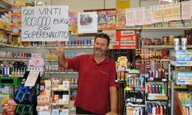 <b>GIANFALDONI.</b> Inalbera orgoglioso il cartello che annuncia la mega vincita      