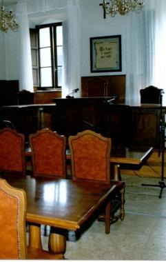 L’interno dell’aula per le udienze del tribunale di Pontedera
