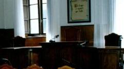 L’interno dell’aula per le udienze del tribunale di Pontedera