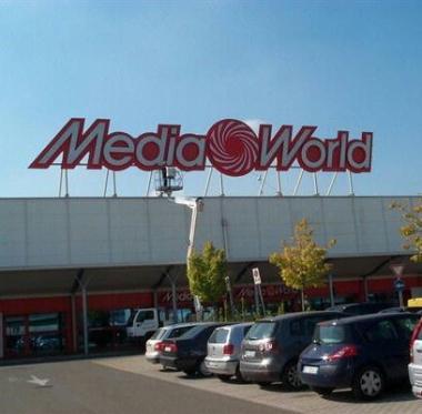 <b>PASSATO E FUTURO.</b> Unimmagine darchivio dellOlympia e, in alto, un negozio Mediaworld 
