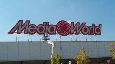 <b>PASSATO E FUTURO.</b> Un’immagine d’archivio dell’Olympia e, in alto, un negozio Mediaworld