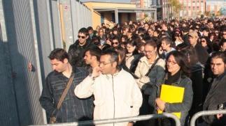 I candidati del concorso della Provincia davanti ai cancelli del PalaLivorno in attesa della selezione