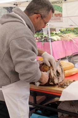 <strong>FIERA S.MARTINO.</strong> Un banco con specialità gastronomiche della Versilia alla fiera dello scorso anno nel centro storico