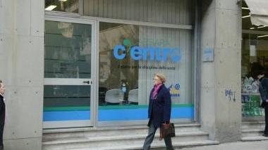 Far West per una multa: fa irruzione in ufficio, calci alle sedie e minacce