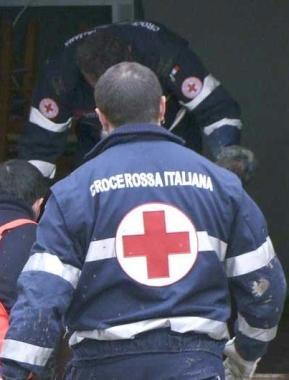 Un volontario della Croce rossa impegnato in un soccorso, ora a Empoli parte un corso di base in vcia delle Fiascaie 