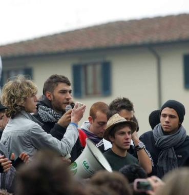 Sopra le immagini del corteo terminato in piazza Della Vittoria 