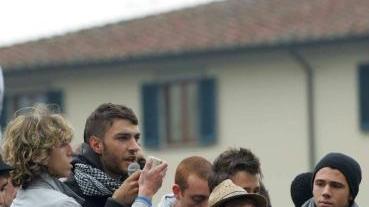 Sopra le immagini del corteo terminato in piazza Della Vittoria