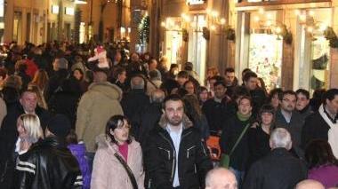 A sinistra la sede Confesercenti, sopra folla nelle vie del centro