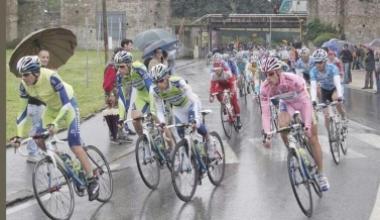 Il Giro d'Italia per la prima volta in piazza Bovio