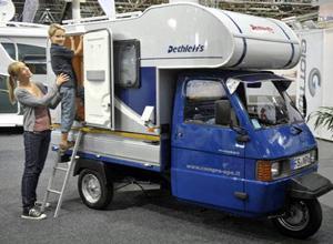 Letto e cucina a tre ruote, ecco l'Ape Camper