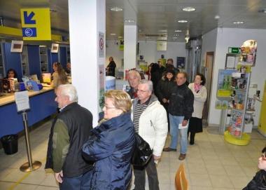 Cittadini in attesa alle Poste 