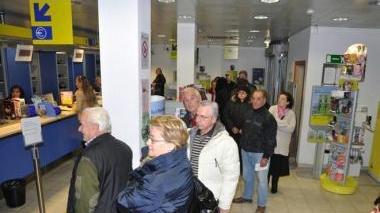 Cittadini in attesa alle Poste