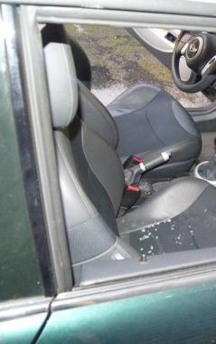 Il finestrino dellauto rotto dal ladro 