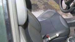 Il finestrino dell’auto rotto dal ladro