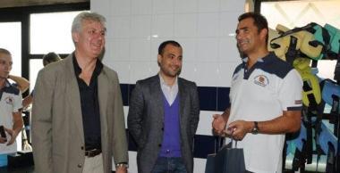 Il sindaco Vanni e lassessore Volpe premiano il presidente del Nuoto Valdinievole Quiriconi         