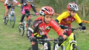 Alcuni giovani durante una gara di mountain bike