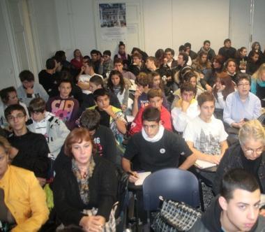 A sinistra e sopra, gli studenti al seminario di Villa Letizia 