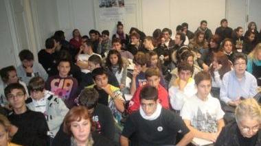 A sinistra e sopra, gli studenti al seminario di Villa Letizia