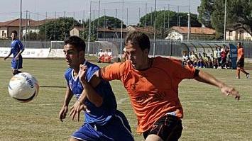 Il bomber azzurro Michele Pulina in azione