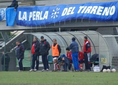Sopra lo stadio comunale, accanto il campo da rugby durante una partita 