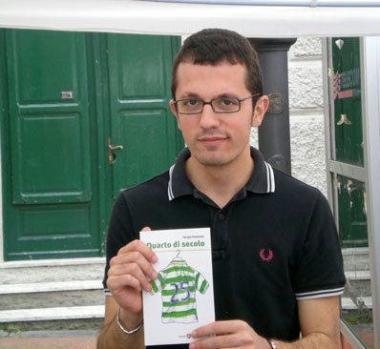 Jacopo Innocenti con il suo primo libro 