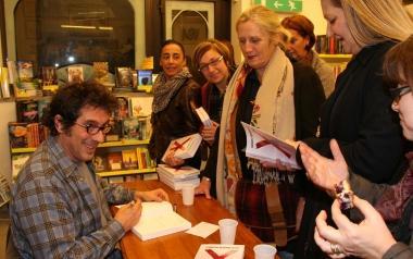Sopra, Sandro Veronesi firma le prime copie alla libreria Al Castello In alto, il pubblico presente alla serata 