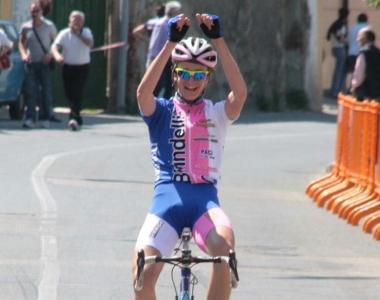 <b>Tre immagini per una stagione doro</b> A sinistra uno degli otto arrivi a braccia alzate dellallievo Orsini, qui sopra Manfredi dedica lennesimo trionfo della sua stagione al ds Emilio Puccetti (scomparso pochi giorni prima) A destra Sbaragli mentre vince la Firenze-Empoli 
