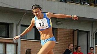 Un’atleta impegnata in una gara
