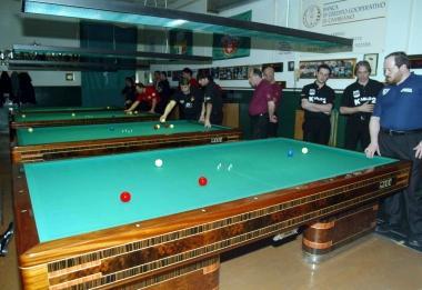 Un momento di una gara di biliardo boccette  