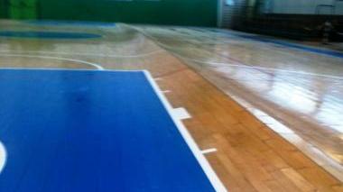 Il parquet rovinato al PalaToscanini dopo l’allagamento