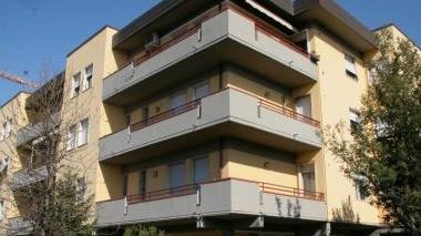 Sopra, nuovi edifici a Oste A destra, un’immagine della zona centrale di Montemurlo