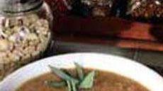 Un piatto fumante di zuppa di farro