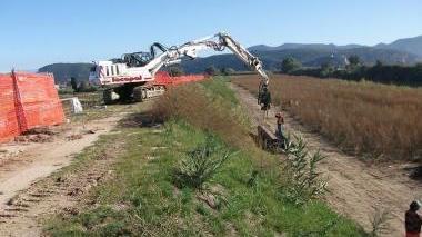 Un’immagine dei lavori cominciati ieri, al piede dell’argine le palancole