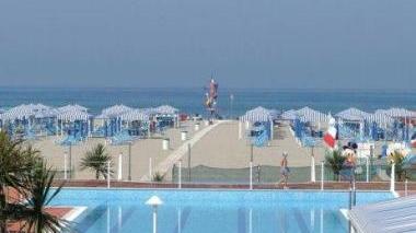 <b>BUFERA.</b> Sopra, la piscina di uno stabilimento balneare. A destra, turisti in città (Foto d’archivio)