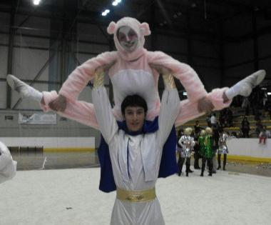 Il gruppo mascherato da personaggi dei cartoon durante la competizione Gymnaestrada 