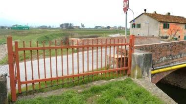 Il vicesindaco Marco Mazzanti durante un consiglio comunale A sinistra lattuale ponte sullo Stella 