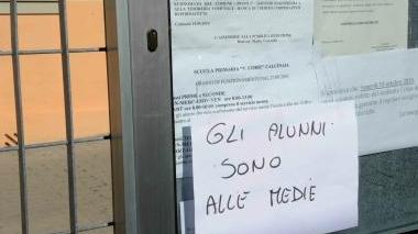 La scuola elementare di Calcinaia e il cartello per i genitori