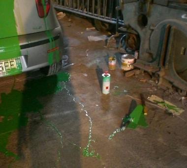 Le tre auto del Comune di Santa Croce imbrattate di vernice dai vandali durante la notte 