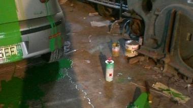 Le tre auto del Comune di Santa Croce imbrattate di vernice dai vandali durante la notte