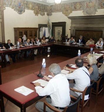 Una seduta del consiglio comunale di Pescia   