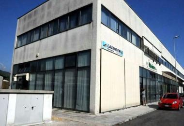 La lavanderia Il delfino e il titolare Mirco Biggi 