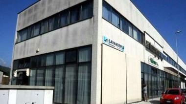 La lavanderia Il delfino e il titolare Mirco Biggi