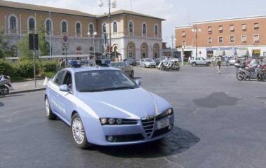 Una pattuglia della polizia in piazza della Stazione